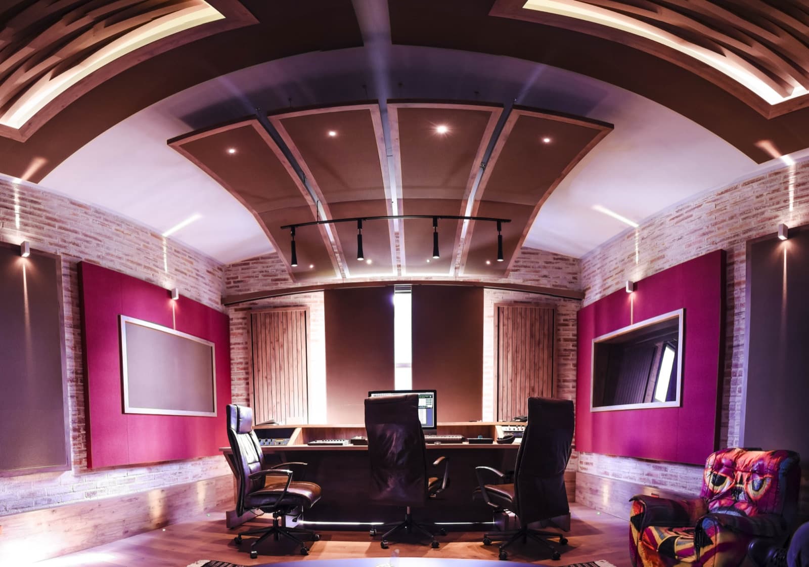 Control room profesional construido por Acustega, con techo curvo y tratamiento a medida