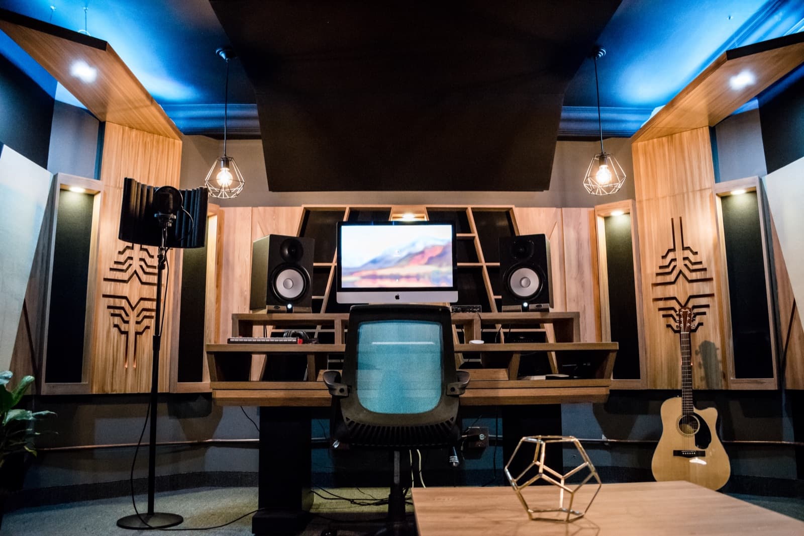 Estudio de grabación con paneles acústicos de madera tallada